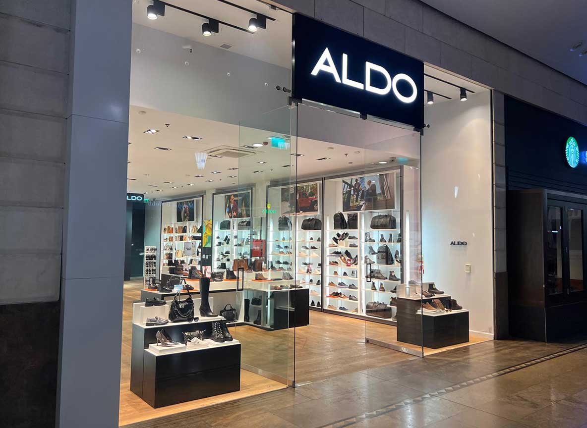 Mall Retail Fit-Out for ALDO – Black & White Storefront and Accessory Display Strategy