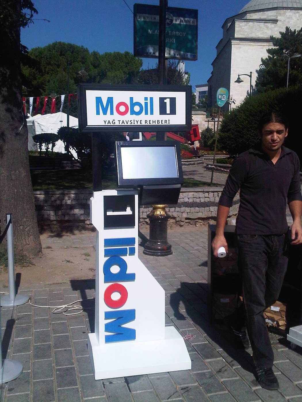 Mobil 1 Oil Recommendation Stand – Outdoor Digital Display